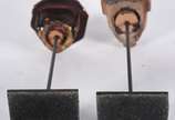Duas cabeças de madeira entalhada sobre bases d... - Duas cabeças de madeira entalhada sobre bases de metal, com oxidações.