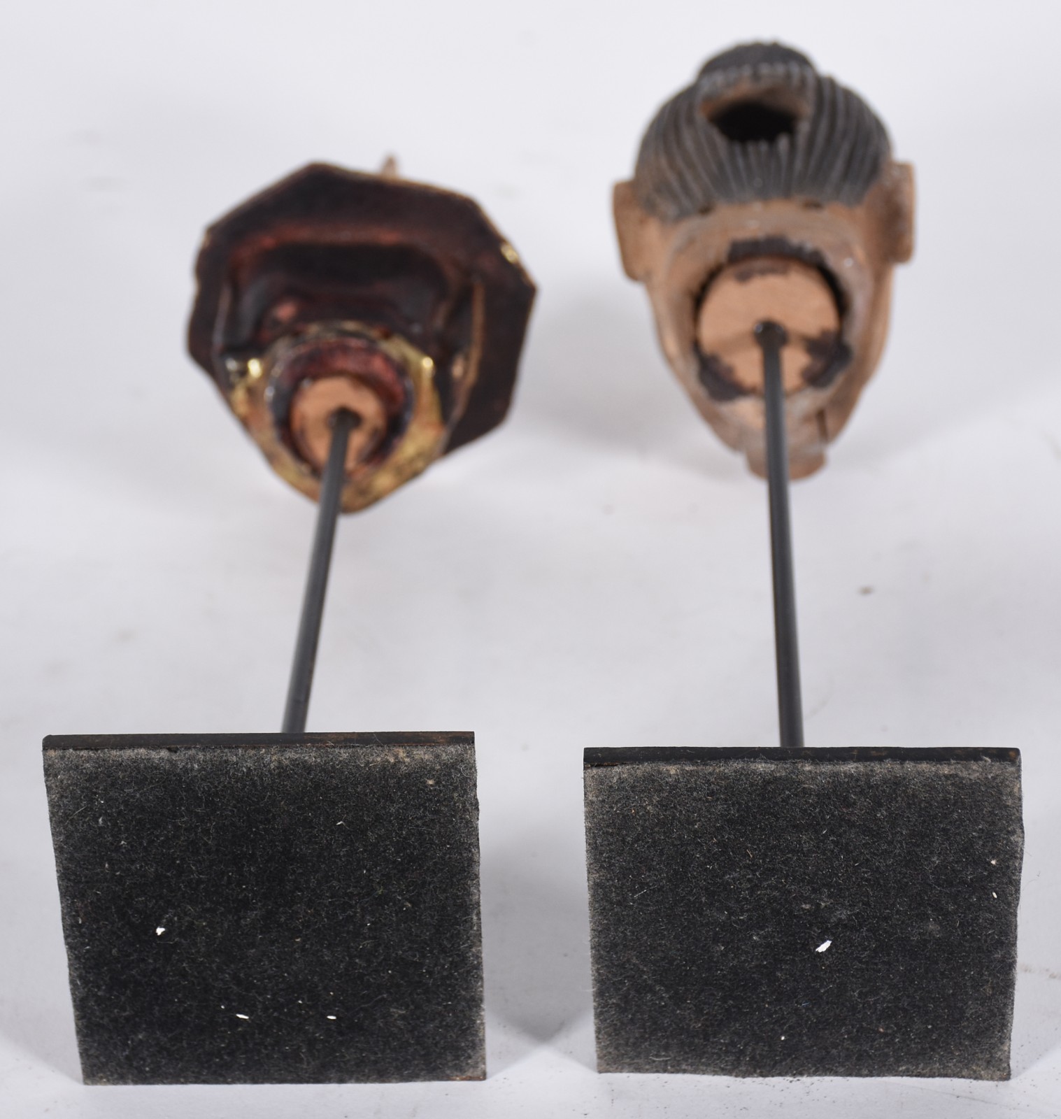 Duas cabeças de madeira entalhada sobre bases de metal, com oxidações. - foto 8 de 8