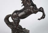 Estatueta de petit bronze repres. cavalo, assin... - Estatueta de petit bronze repres. cavalo, assinado, alt.50 cm.