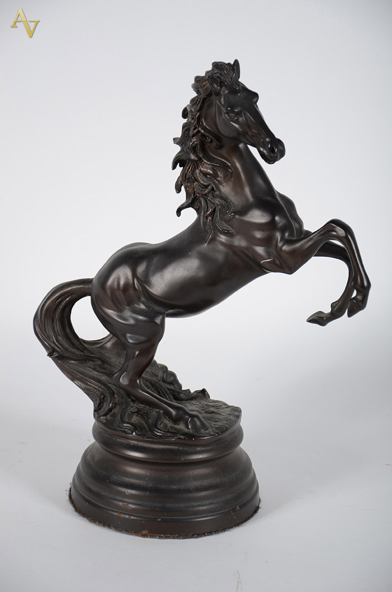Estatueta de petit bronze repres. cavalo, assinado, alt.50 cm.