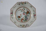 Prato de porcelana chinesa Cia.das Indias feiti... - Prato de porcelana chinesa Cia.das Indias feitio oitavado com flores em policromia e realces dourados. Diam. 23 cm.