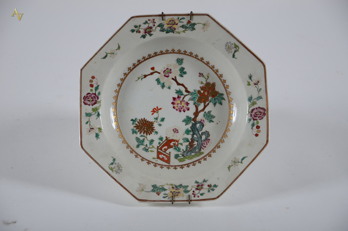 Prato de porcelana chinesa Cia.das Indias feitio oitavado com flores... - foto 1 de 2