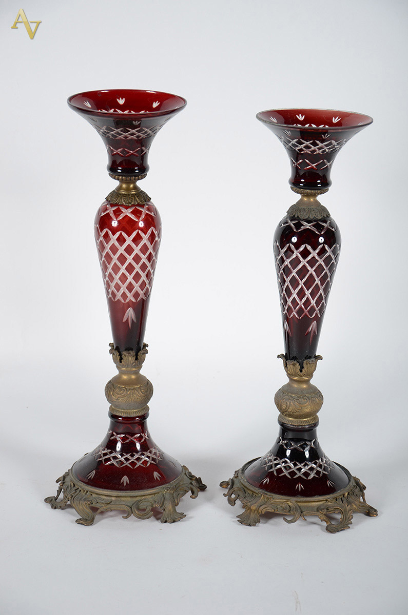 Par de castiçais de bronze e cristal double rubi. Alt. 46 cm.
