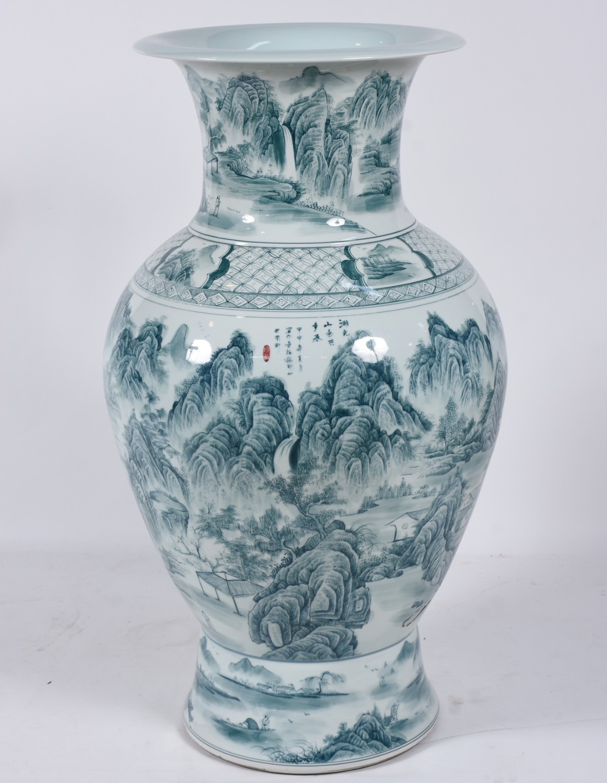 Grande vaso de porcelana oriental decorado com paisagens em tons de... - foto 1 de 6