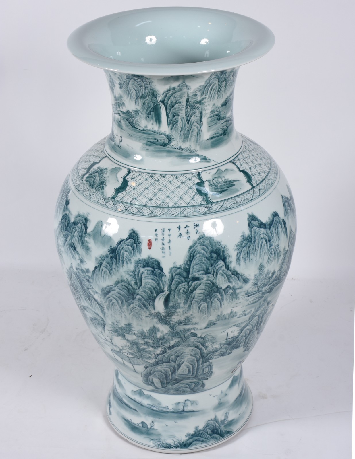 Grande vaso de porcelana oriental decorado com paisagens em tons de... - foto 2 de 6