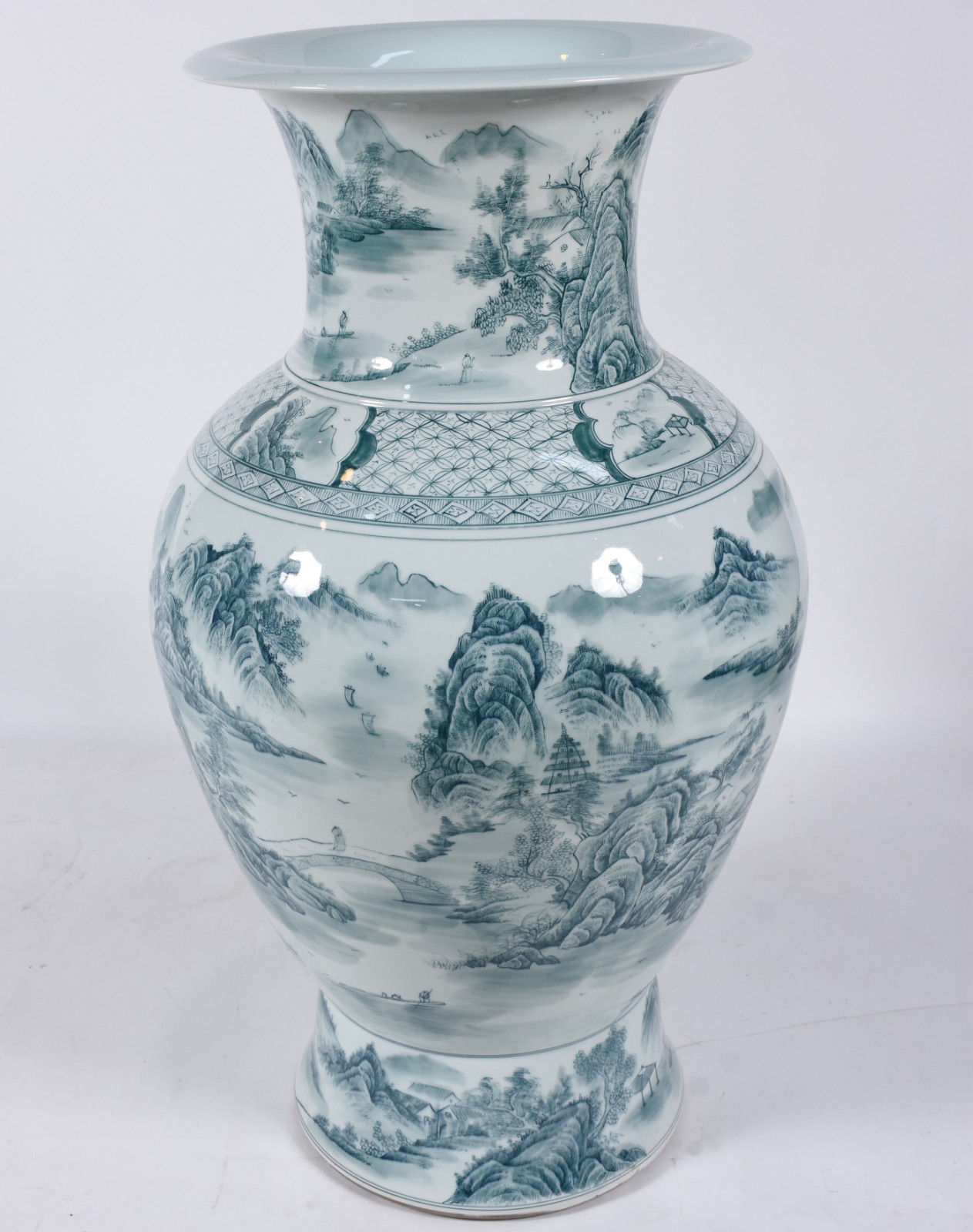 Grande vaso de porcelana oriental decorado com paisagens em tons de... - foto 3 de 6