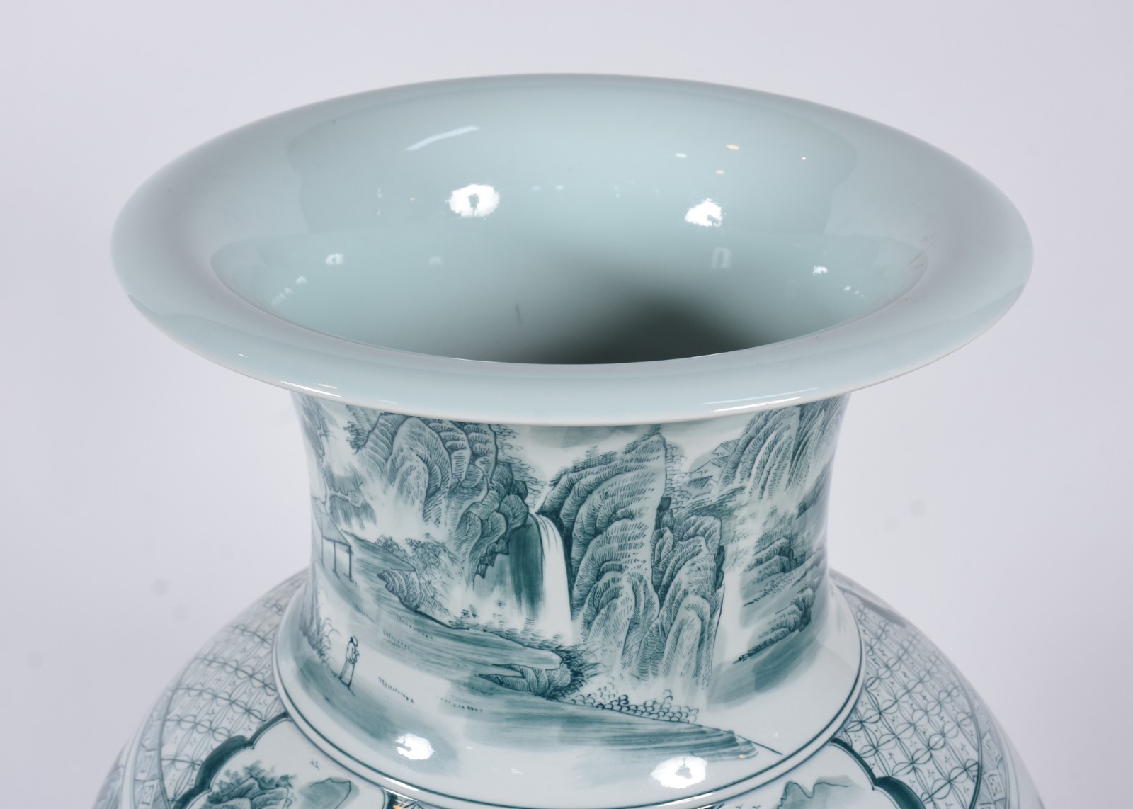 Grande vaso de porcelana oriental decorado com paisagens em tons de... - foto 4 de 6