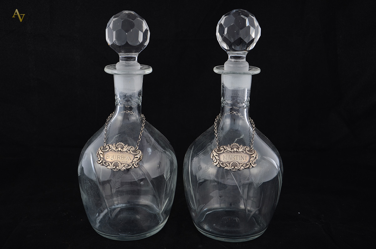 Par de garrafas de cristal com flores lavradas, acompanham placas de...