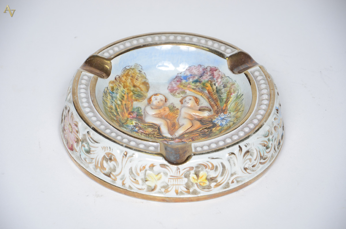 Cinzeiro de porcelana italiana Capodimonte feitio redondo. Diâmetro...