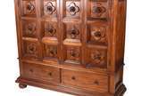 Armário de madeira nobre, estilo colonial brasi... - Armário de madeira nobre, estilo colonial brasileiro, duas portas almofadadas com florões centrais, dobráveis em duas folhas cada, prateleiras i...