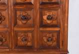 Armário de madeira nobre, estilo colonial brasi... - Armário de madeira nobre, estilo colonial brasileiro, duas portas almofadadas com florões centrais, dobráveis em duas folhas cada, prateleiras i...