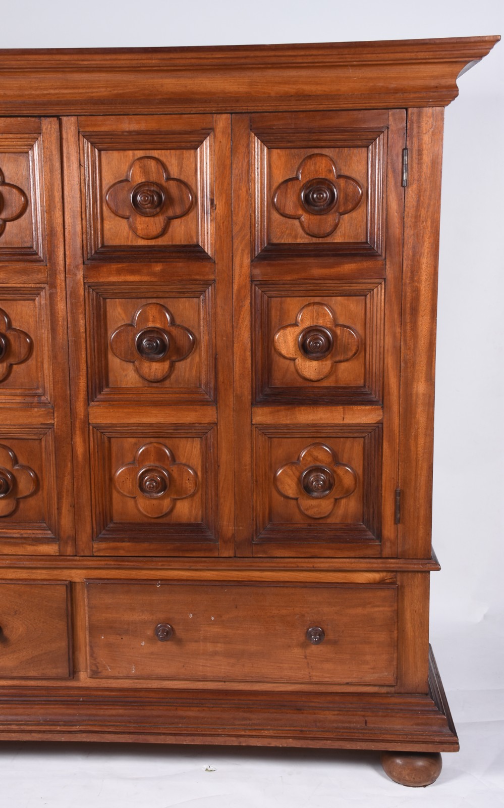 Armário de madeira nobre, estilo colonial brasileiro, duas portas... - foto 3 de 6