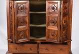 Armário de madeira nobre, estilo colonial brasi... - Armário de madeira nobre, estilo colonial brasileiro, duas portas almofadadas com florões centrais, dobráveis em duas folhas cada, prateleiras i...