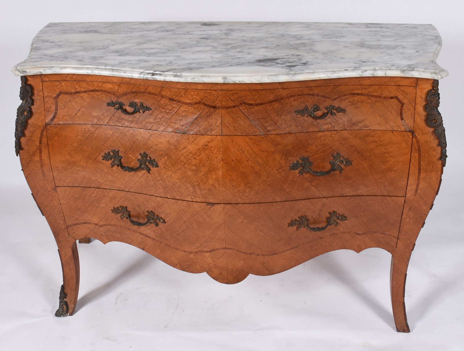 Cômoda estilo frances de madeira nobre parquetada, tres gavetões com... - foto 2 de 8