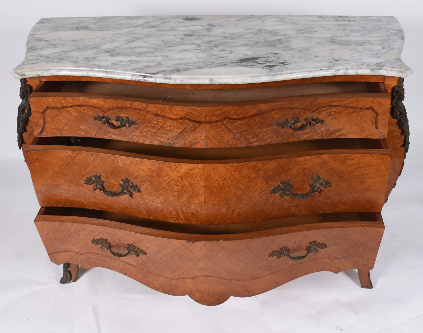 Cômoda estilo frances de madeira nobre parquetada, tres gavetões com... - foto 3 de 8