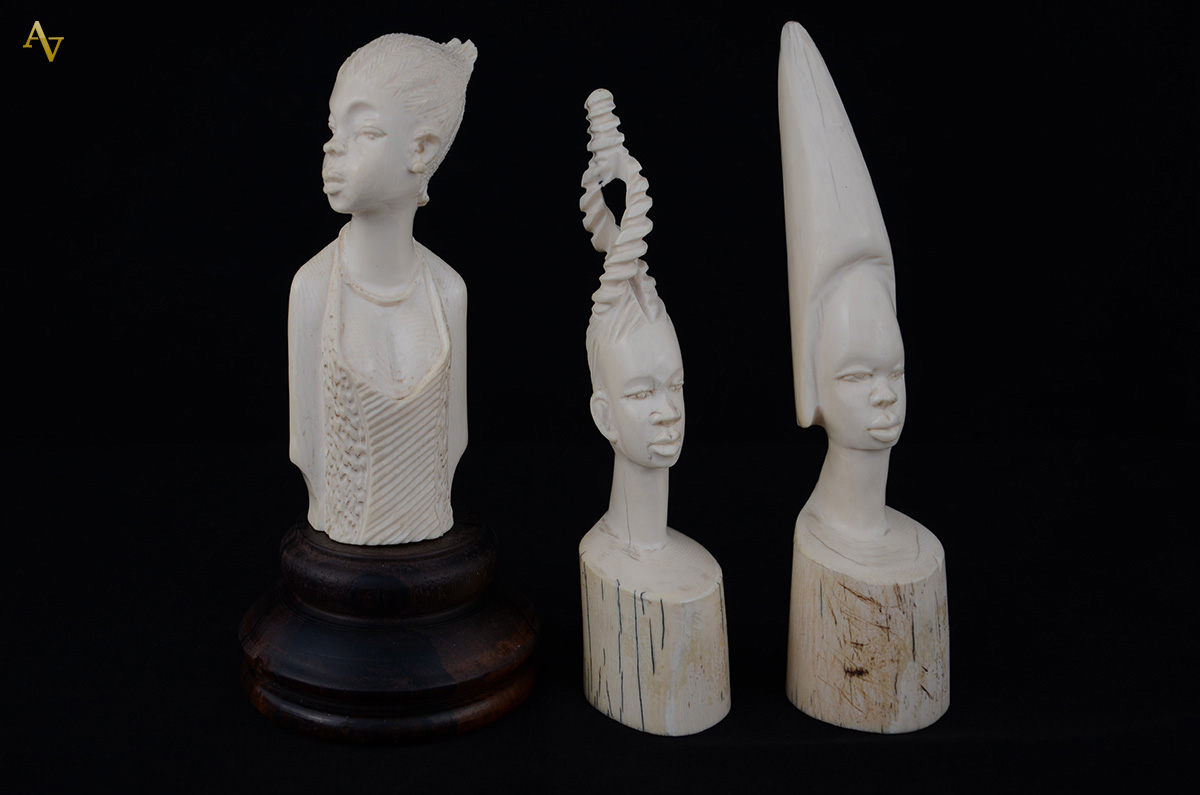 Três figuras africanas de marfim. Alt. 16 a 18 cm.
