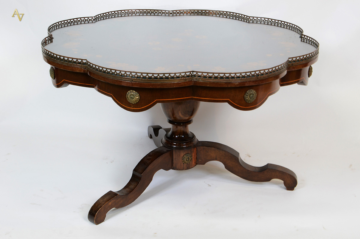 Mesa francesa com marqueterie floral, bordas em gomos, cercadura de... - foto 1 de 2
