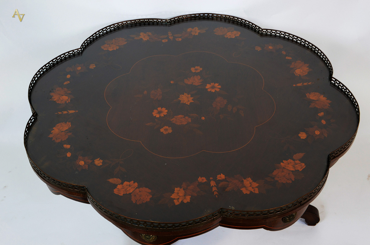 Mesa francesa com marqueterie floral, bordas em gomos, cercadura de... - foto 2 de 2