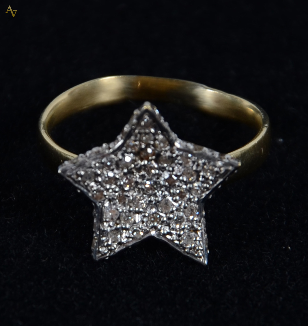 Anel de ouro 18 k no formato de estrela com brilhantes. Pesao - Peso...