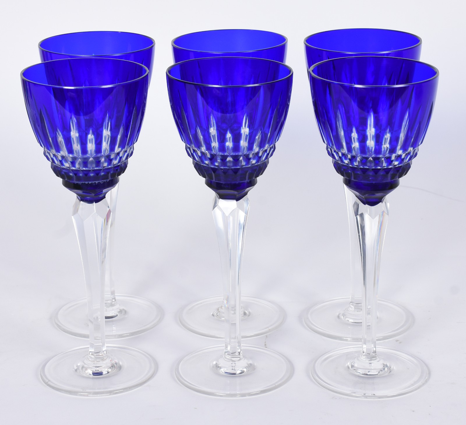 Seis taças para vinho de pé alto de cristal doublé azul lapidado. - foto 1 de 3