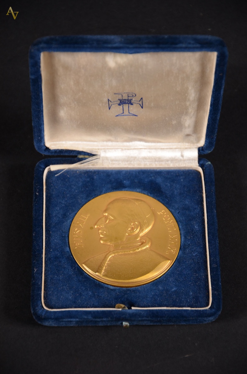 Medalha comemorativa da visita do Papa Pio XII , ao Rio de Janeiro... - foto 1 de 2