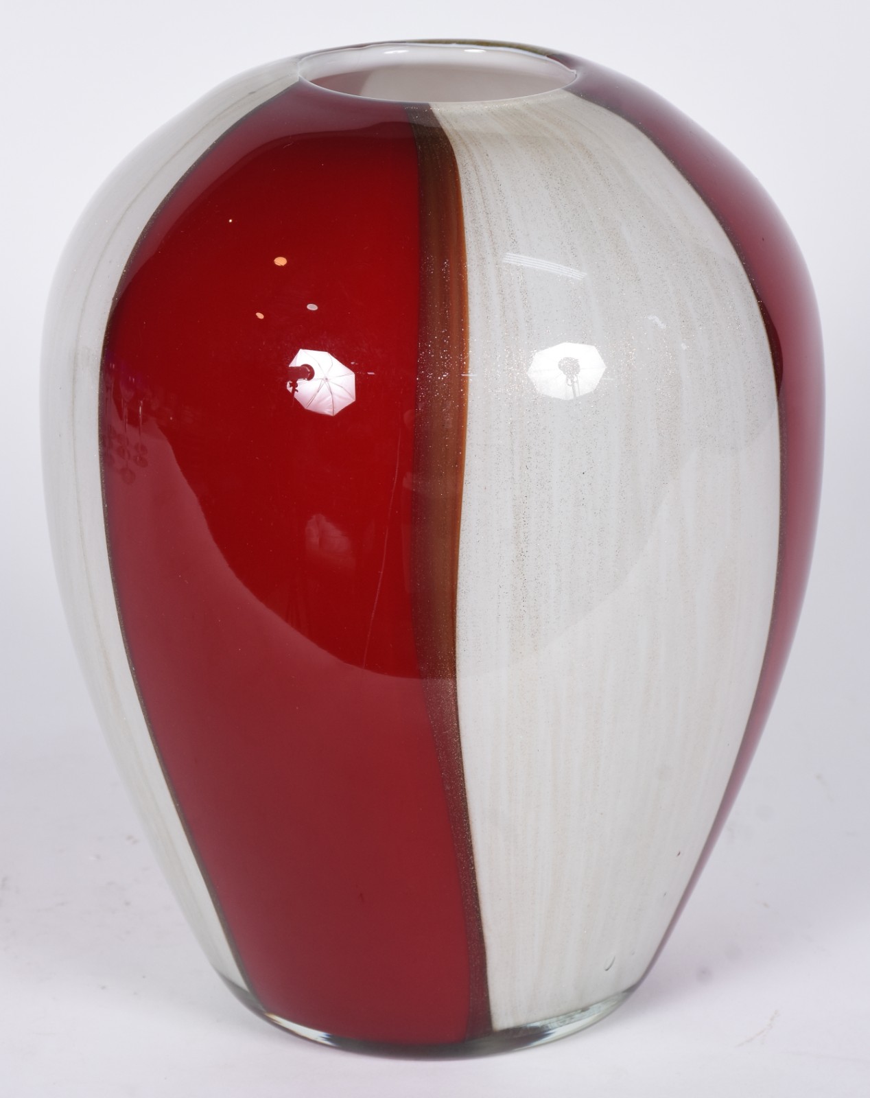 Vaso de vidro decorativo na cor rubi e branco com pó de ouro. - foto 1 de 4