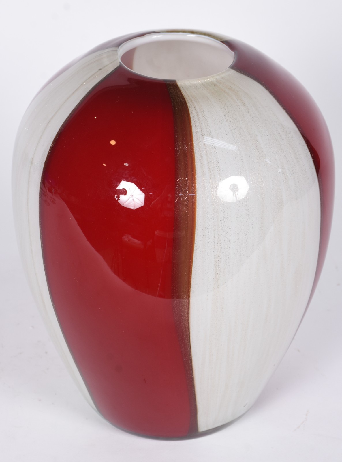 Vaso de vidro decorativo na cor rubi e branco com pó de ouro. - foto 2 de 4
