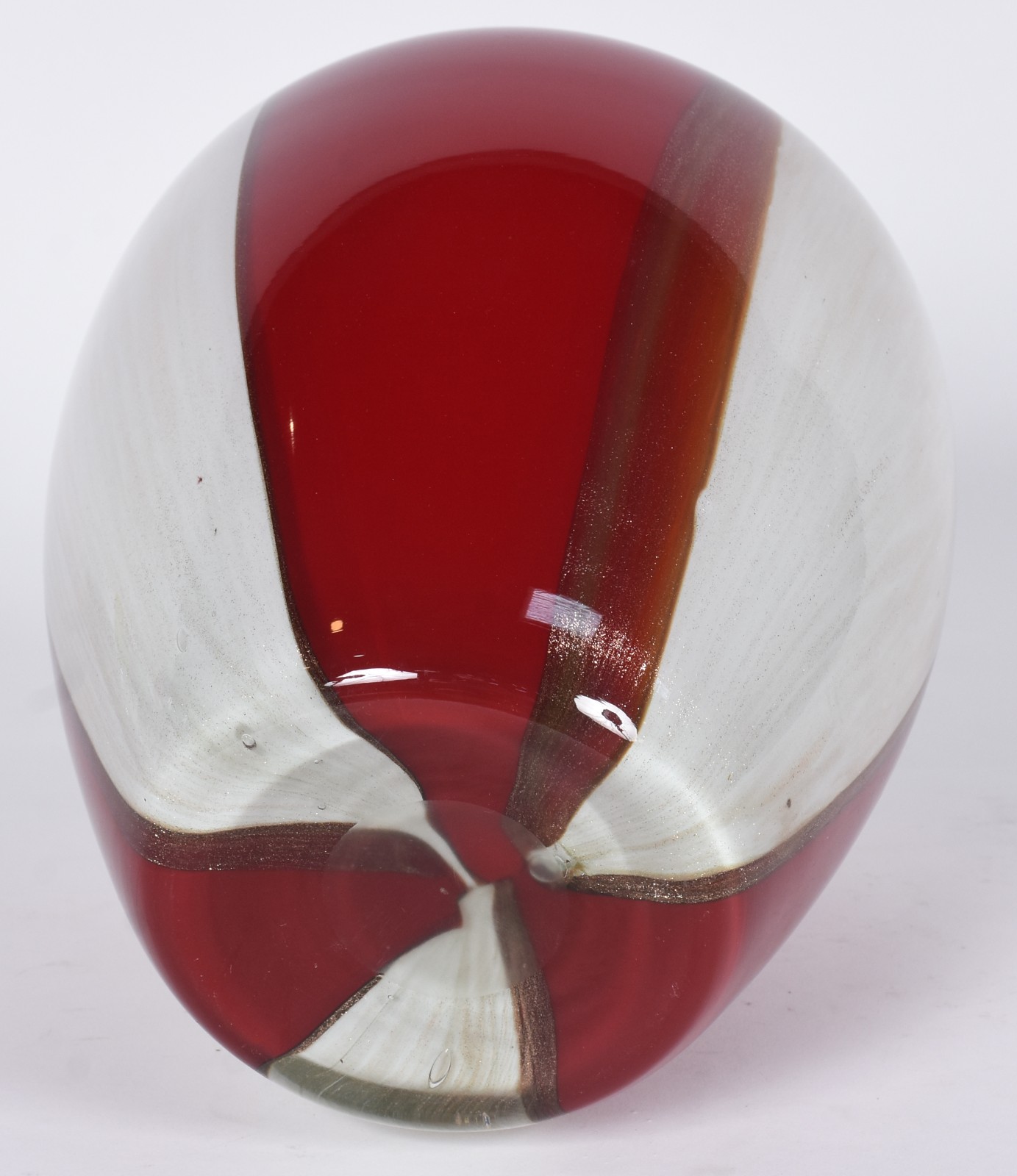 Vaso de vidro decorativo na cor rubi e branco com pó de ouro. - foto 4 de 4