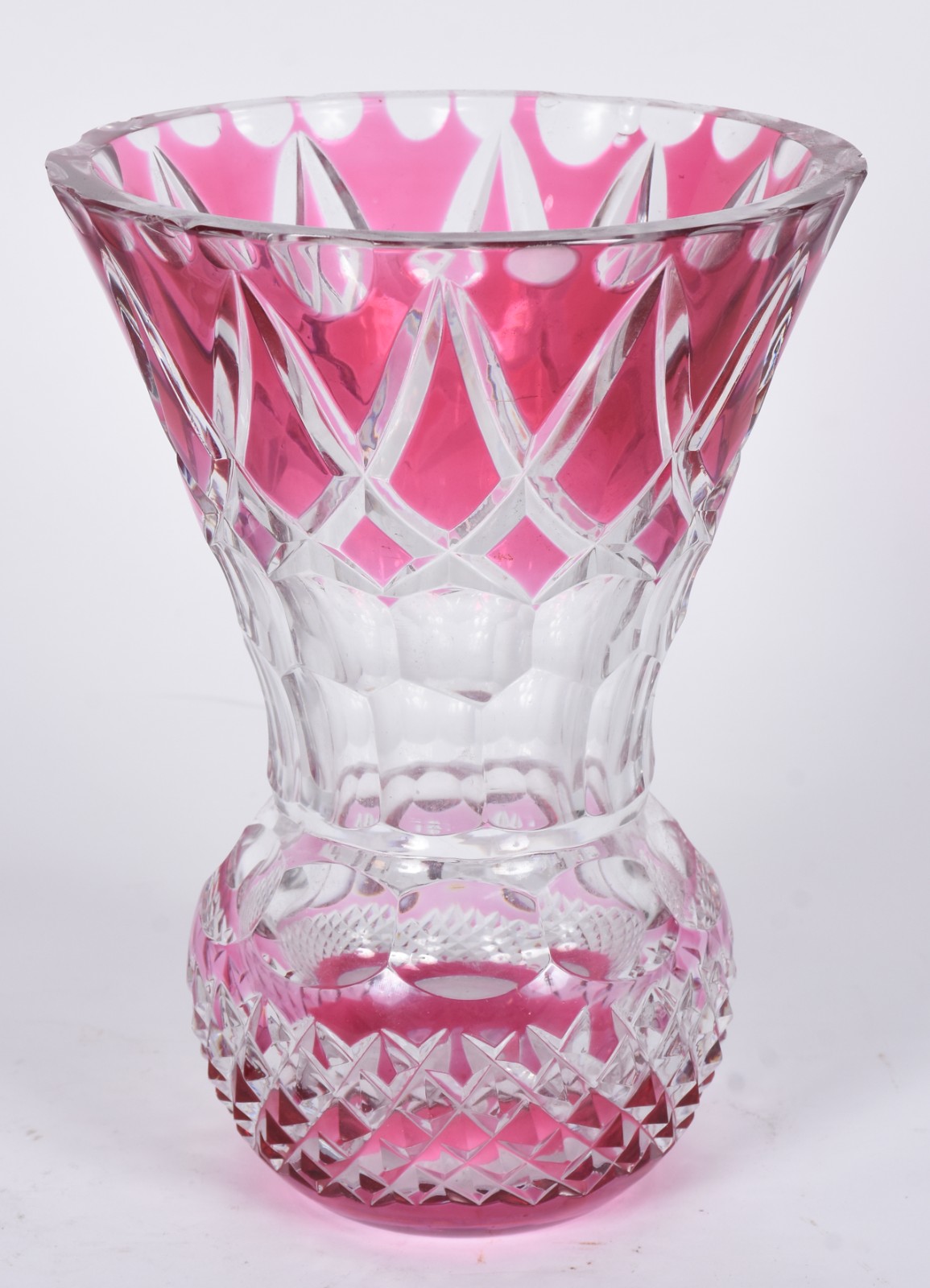 Vaso de cristal doublé rosa lapidado com trincados na borda e lascado... - foto 1 de 7
