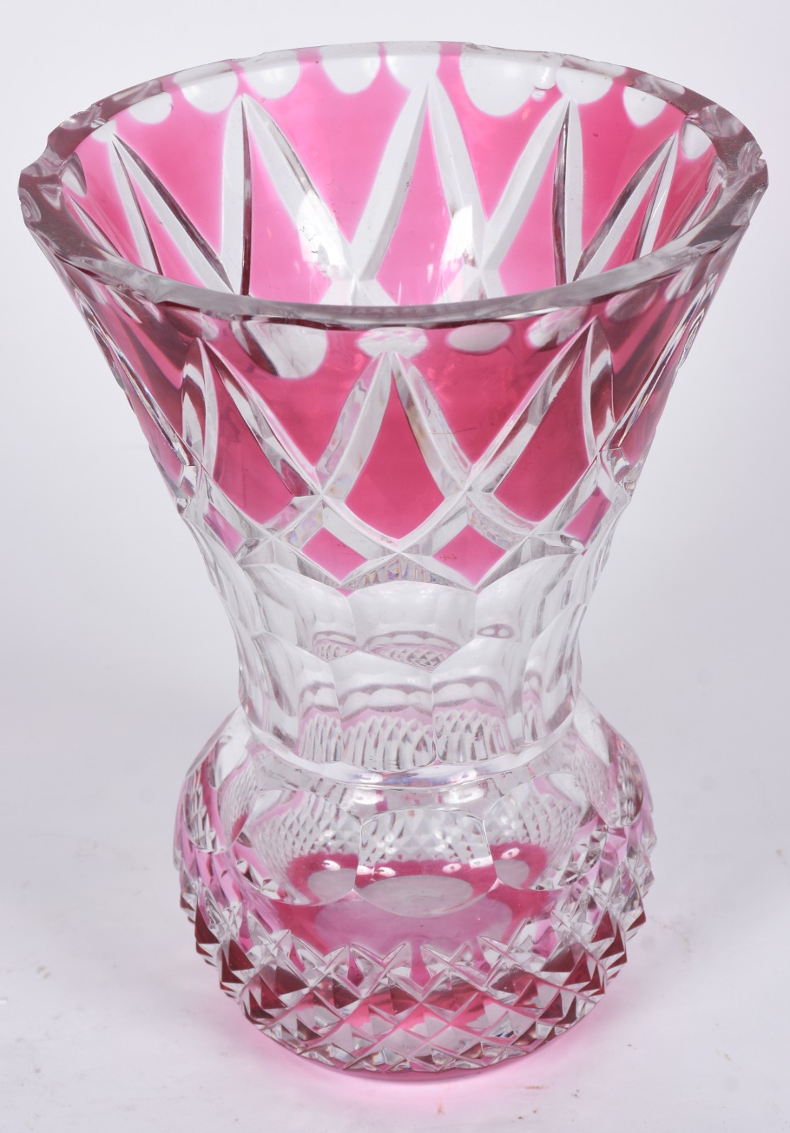 Vaso de cristal doublé rosa lapidado com trincados na borda e lascado... - foto 2 de 7