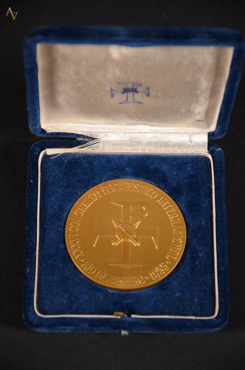 Medalha comemorativa da visita do Papa Pio XII , ao Rio de Janeiro... - foto 2 de 2