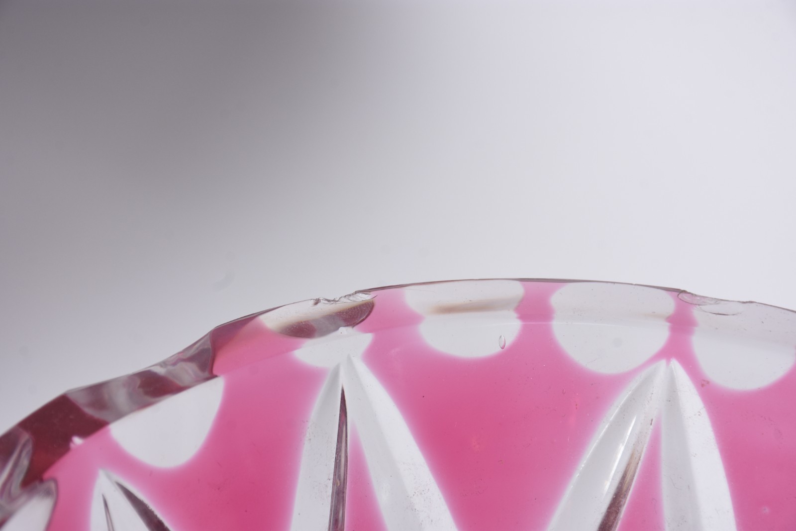 Vaso de cristal doublé rosa lapidado com trincados na borda e lascado... - foto 5 de 7