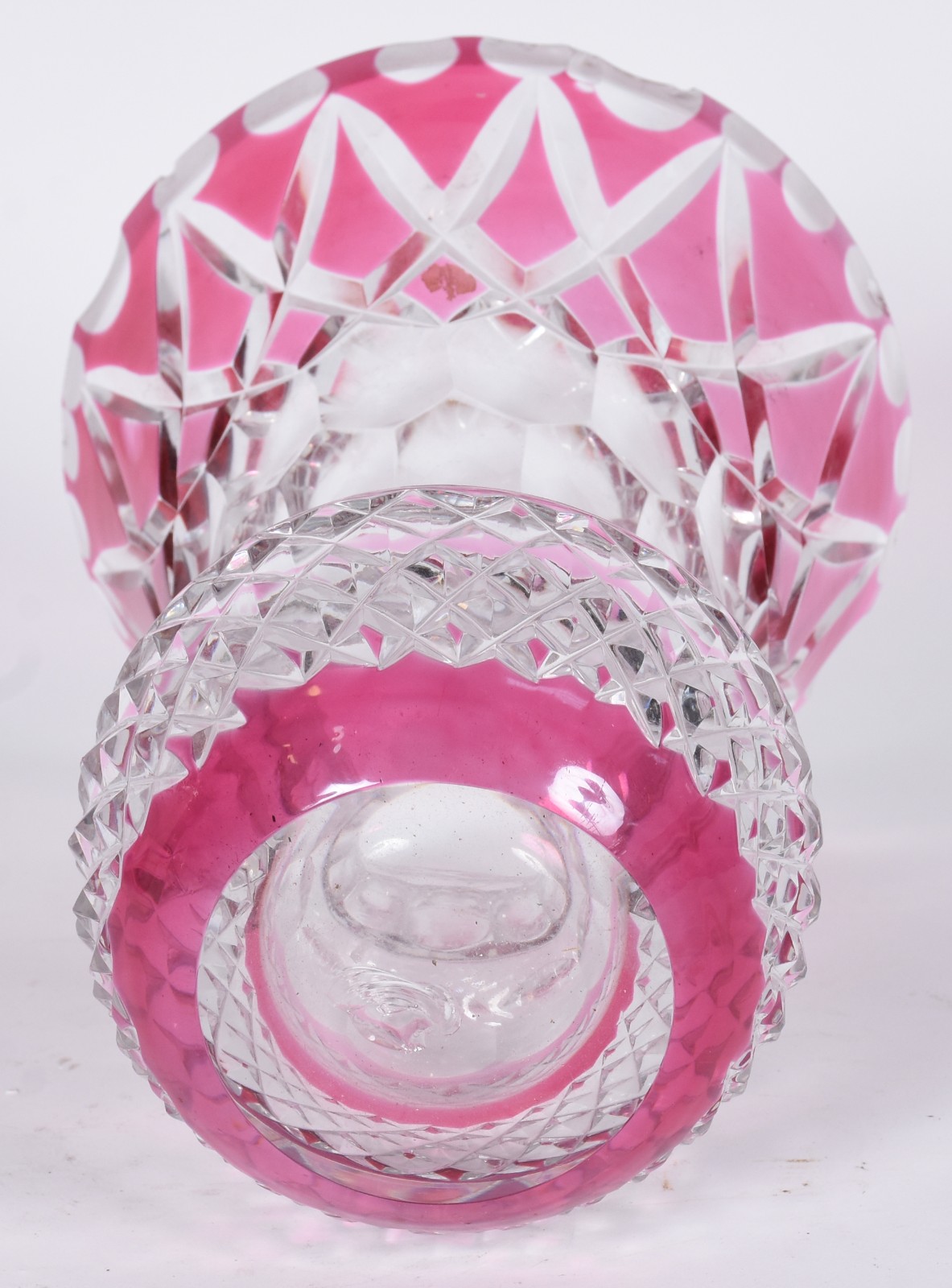 Vaso de cristal doublé rosa lapidado com trincados na borda e lascado... - foto 7 de 7