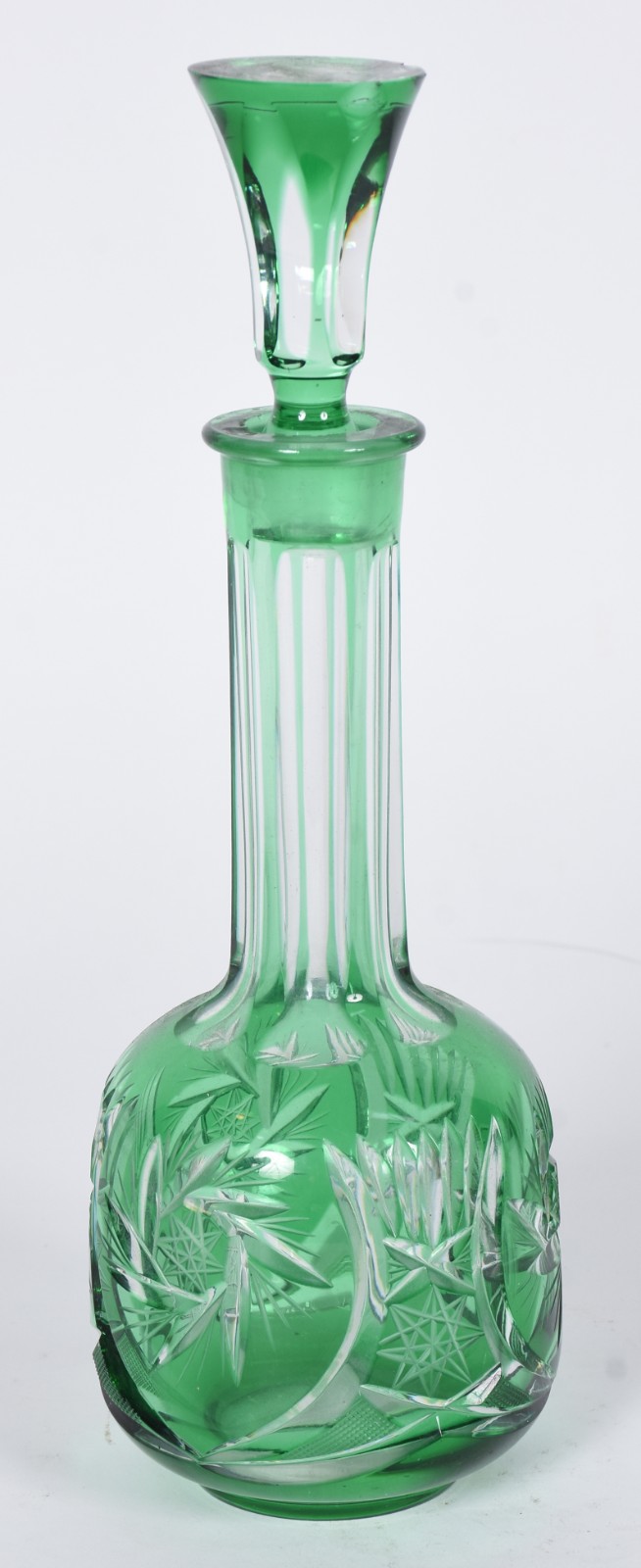 Garrafa de cristal doublé verde lapidada, tampa com lascado e bocal... - foto 1 de 7