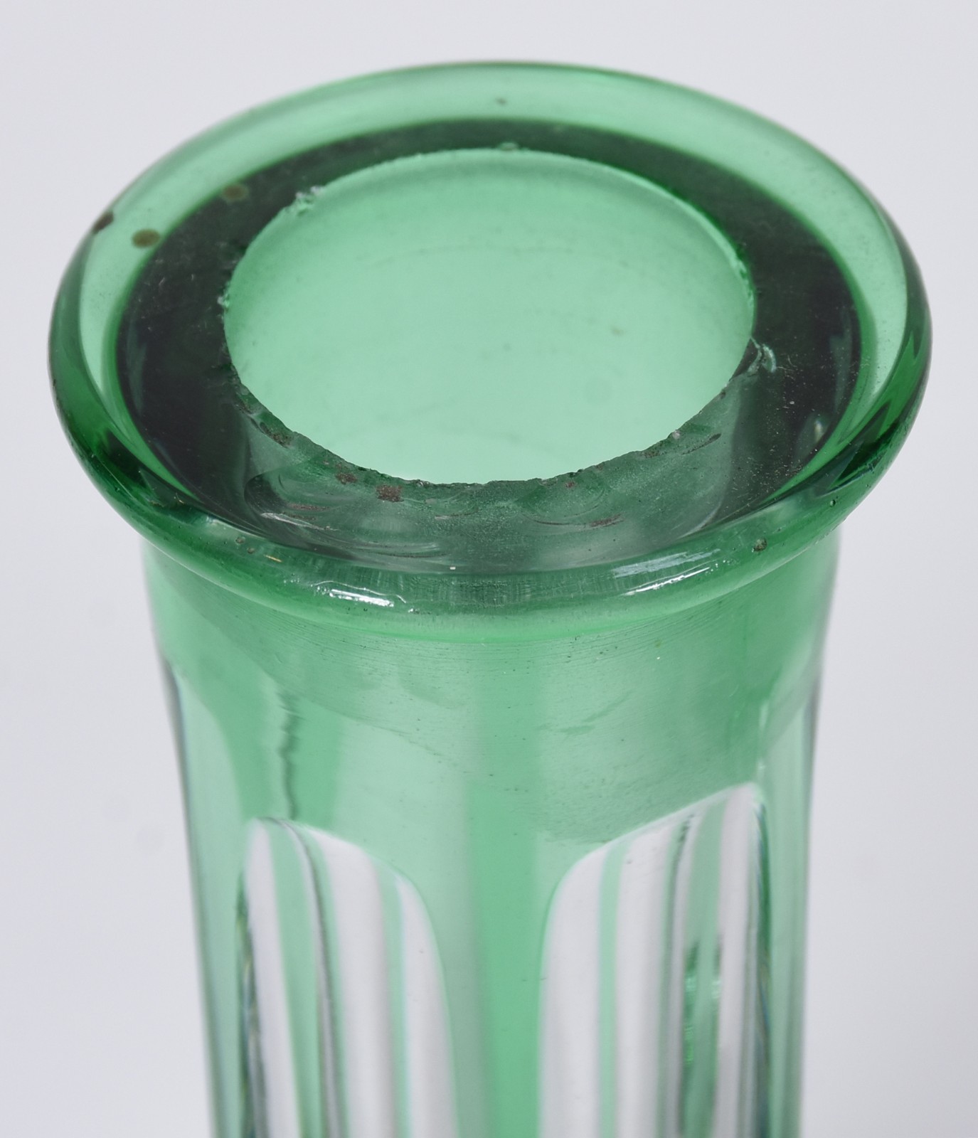 Garrafa de cristal doublé verde lapidada, tampa com lascado e bocal... - foto 2 de 7