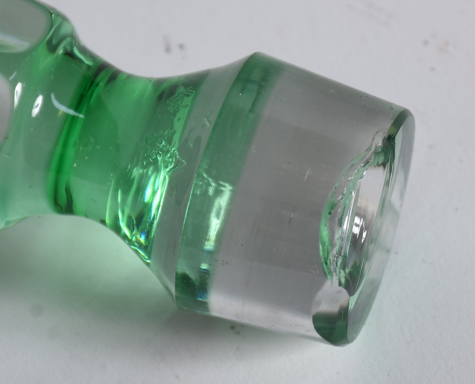 Garrafa de cristal doublé verde lapidada, tampa com lascado e bocal... - foto 3 de 7