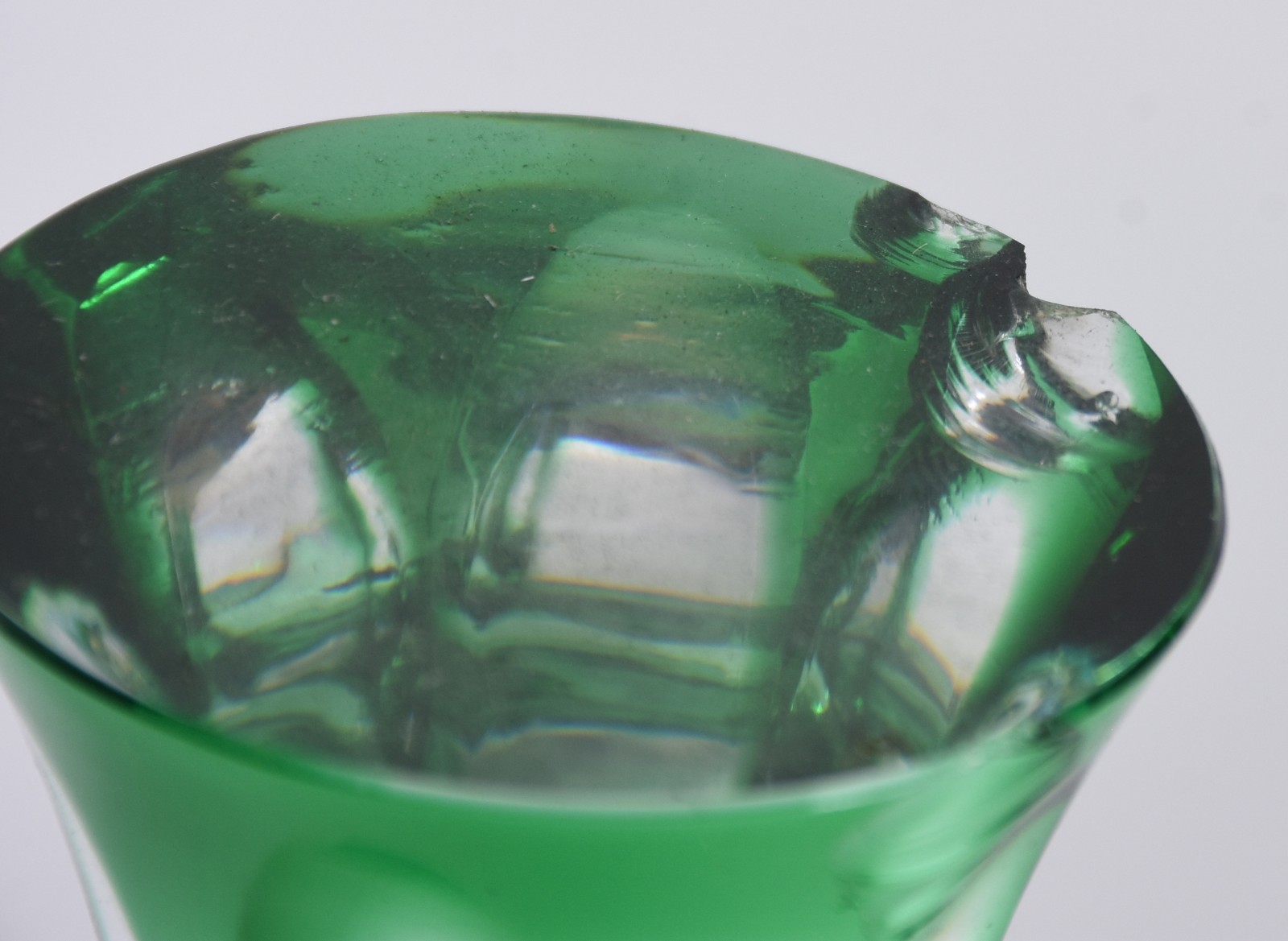 Garrafa de cristal doublé verde lapidada, tampa com lascado e bocal... - foto 4 de 7