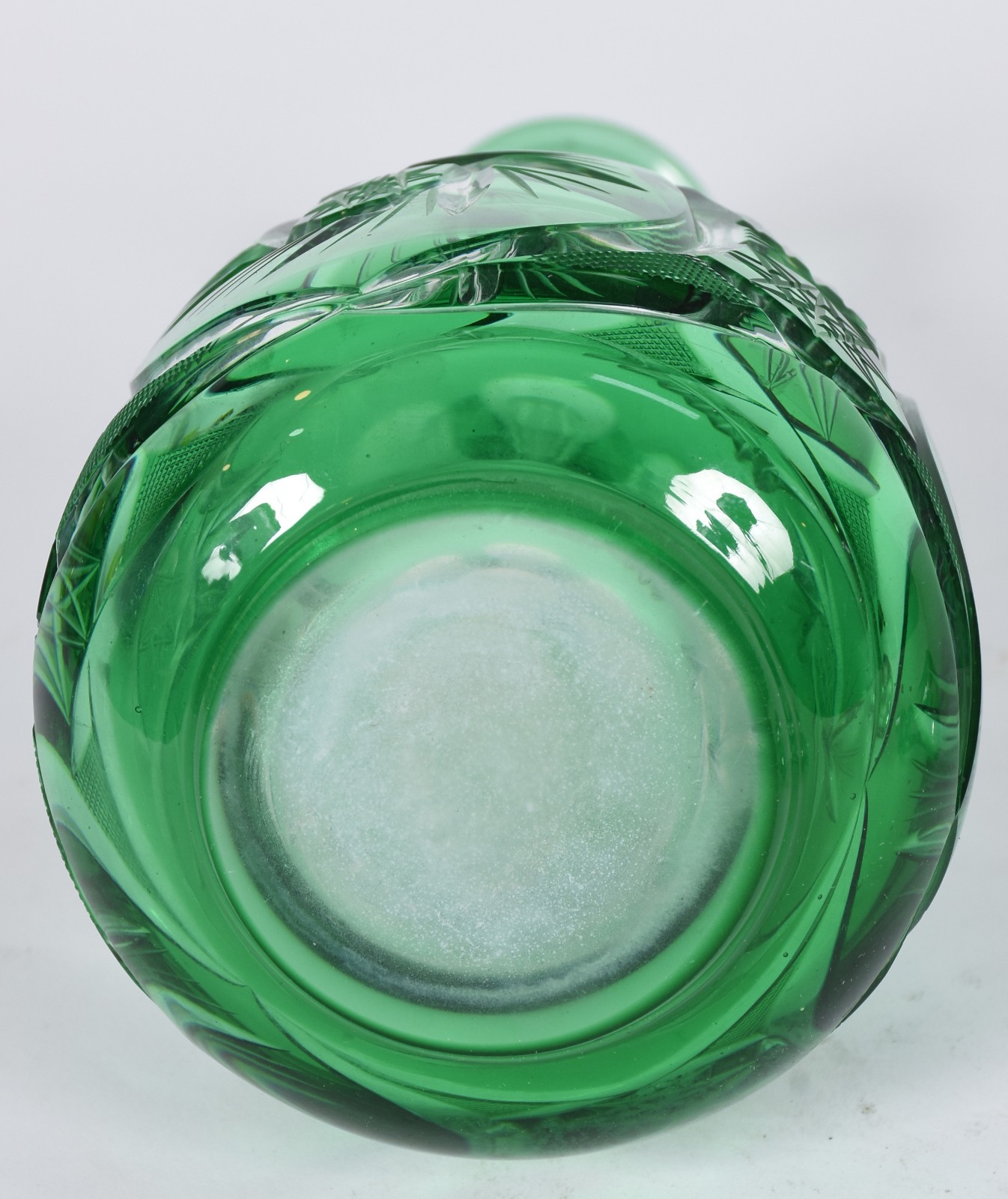 Garrafa de cristal doublé verde lapidada, tampa com lascado e bocal... - foto 5 de 7