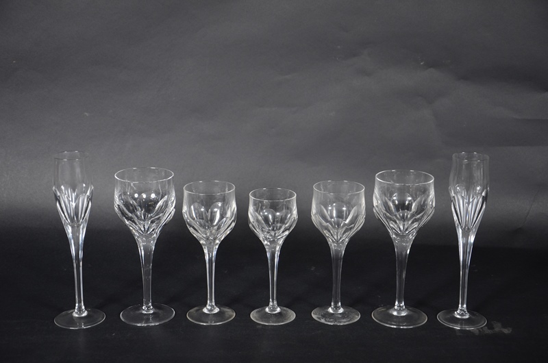 Serviço de cristal europeu facetado,sendo 12 flutes para champagne...