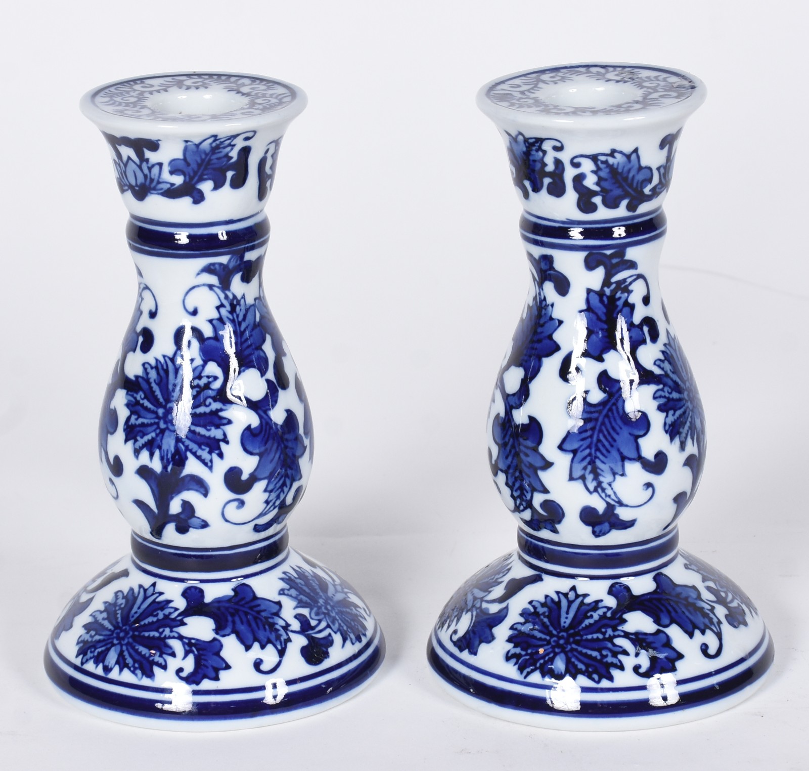 Par de castiçais de porcelana azul e branca. - foto 1 de 3