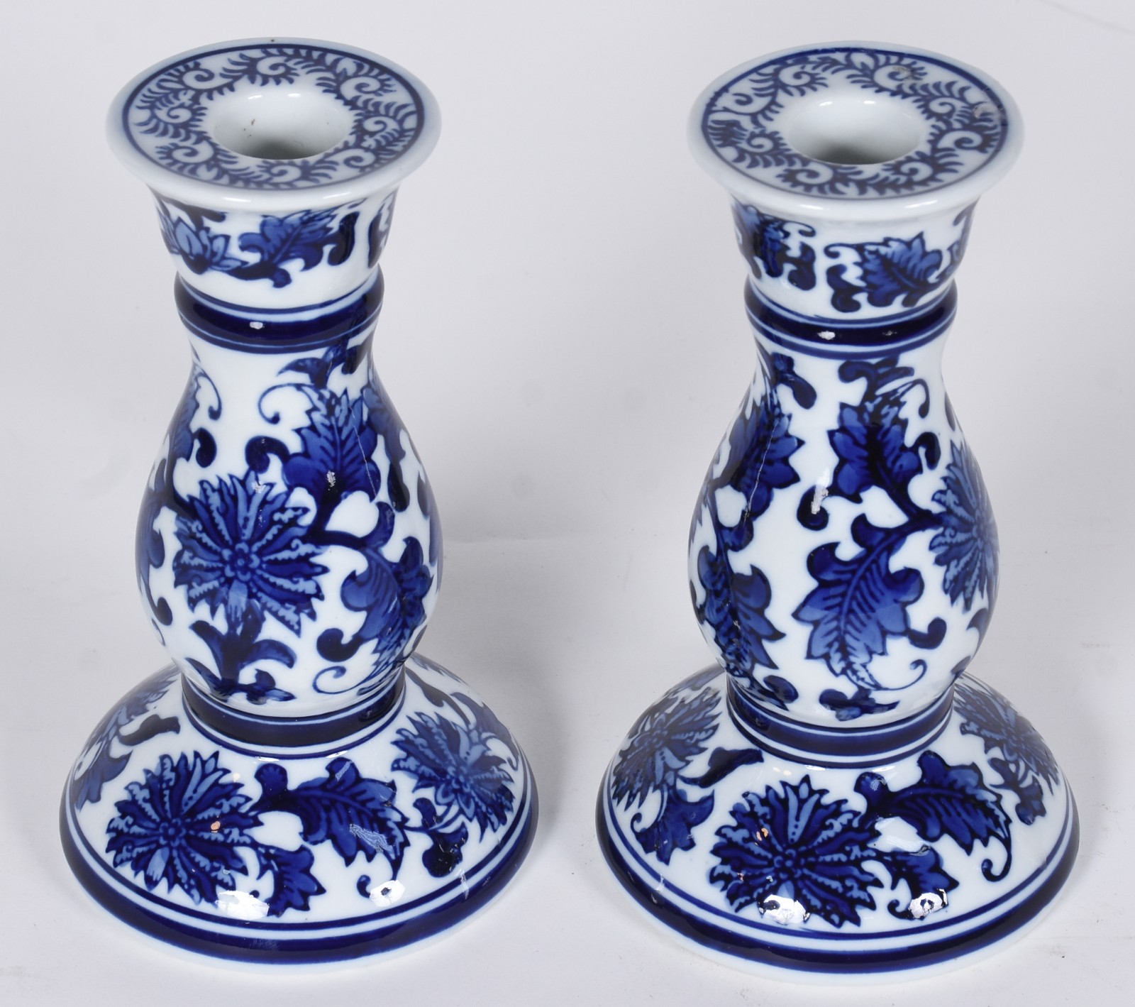 Par de castiçais de porcelana azul e branca. - foto 2 de 3