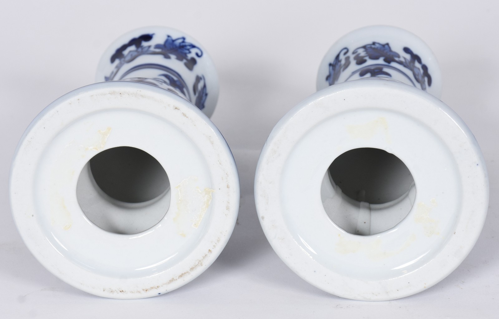 Par de castiçais de porcelana azul e branca. - foto 3 de 3