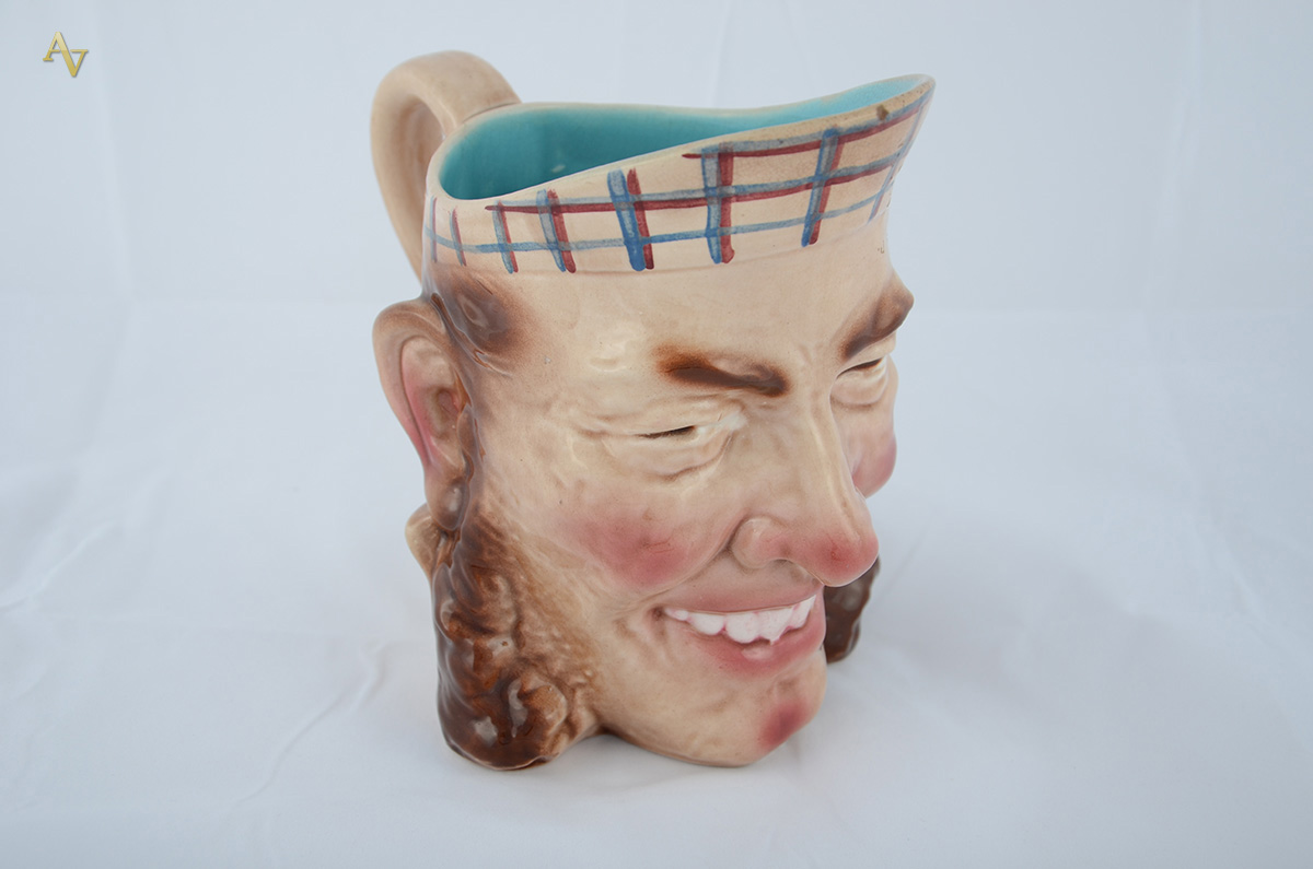 Caneca de faiança francesa de Sarreguemines repres. homem sorrindo...
