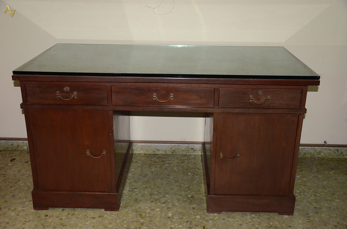 Mesa escrivaninha de madeira nobre, com 3 gavetas e 2 portas, tampo...