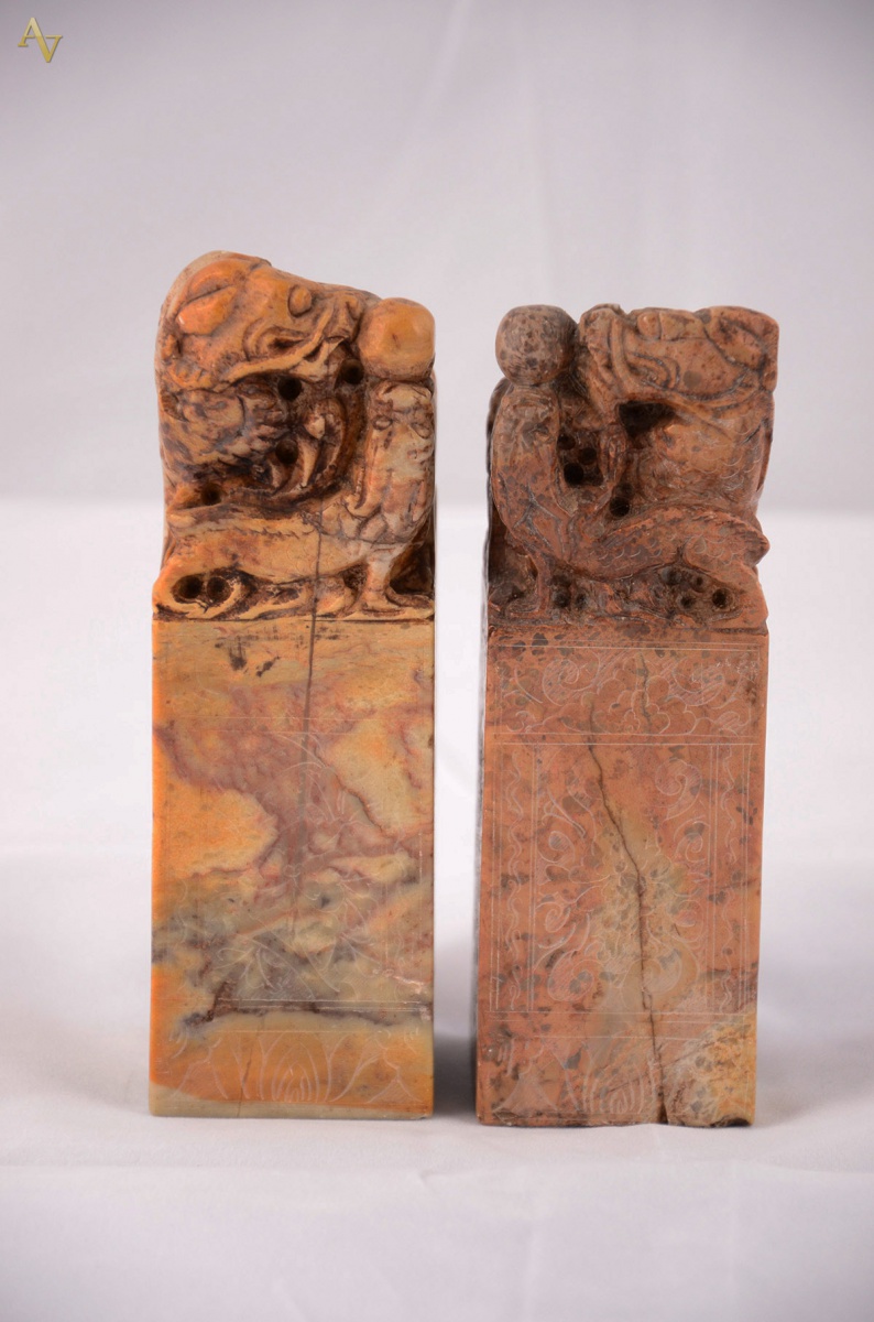 Par de dragões de jade ( com rachaduras naturais da pedra). Alt. 15...