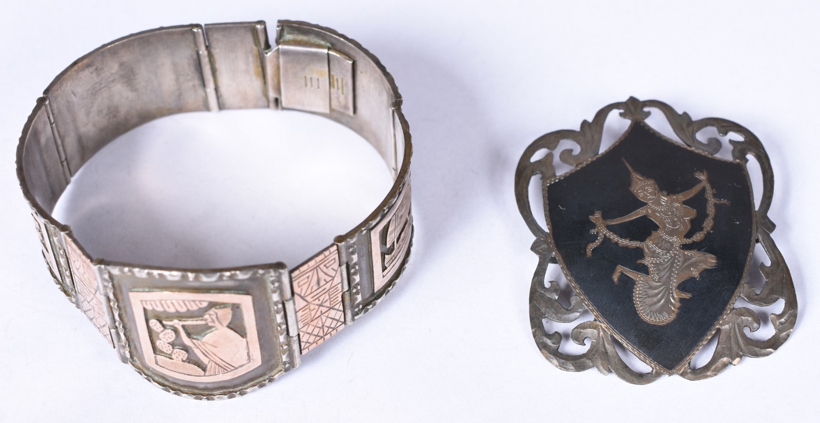 Duas peças, sendo pulseira e broche de prata (Por motivos de... - foto 1 de 8