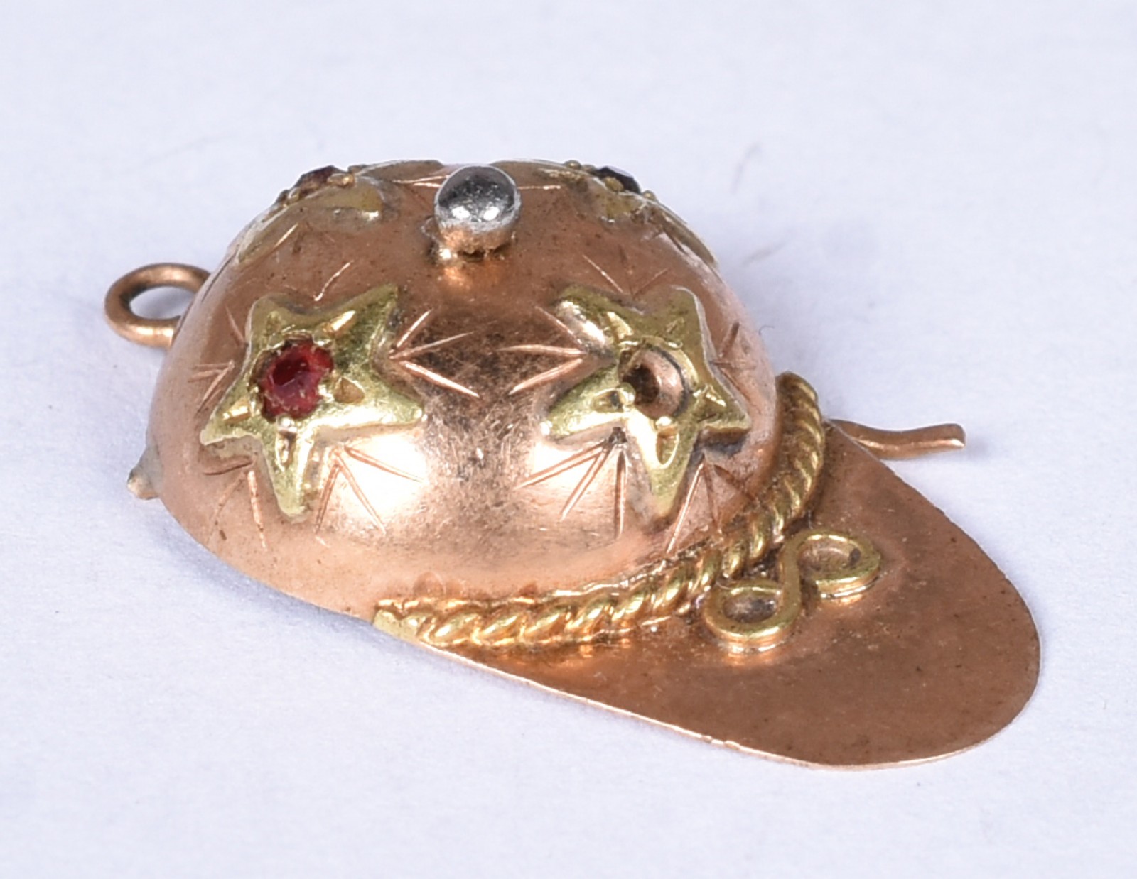 Antigo berloque de ouro baixo em forma de boné com mini pedras... - foto 1 de 4