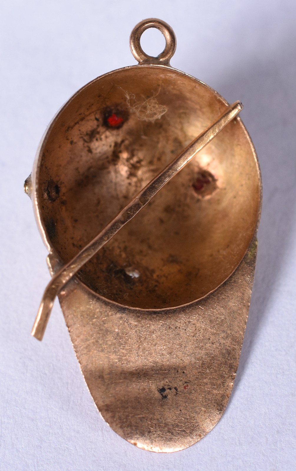 Antigo berloque de ouro baixo em forma de boné com mini pedras... - foto 4 de 4