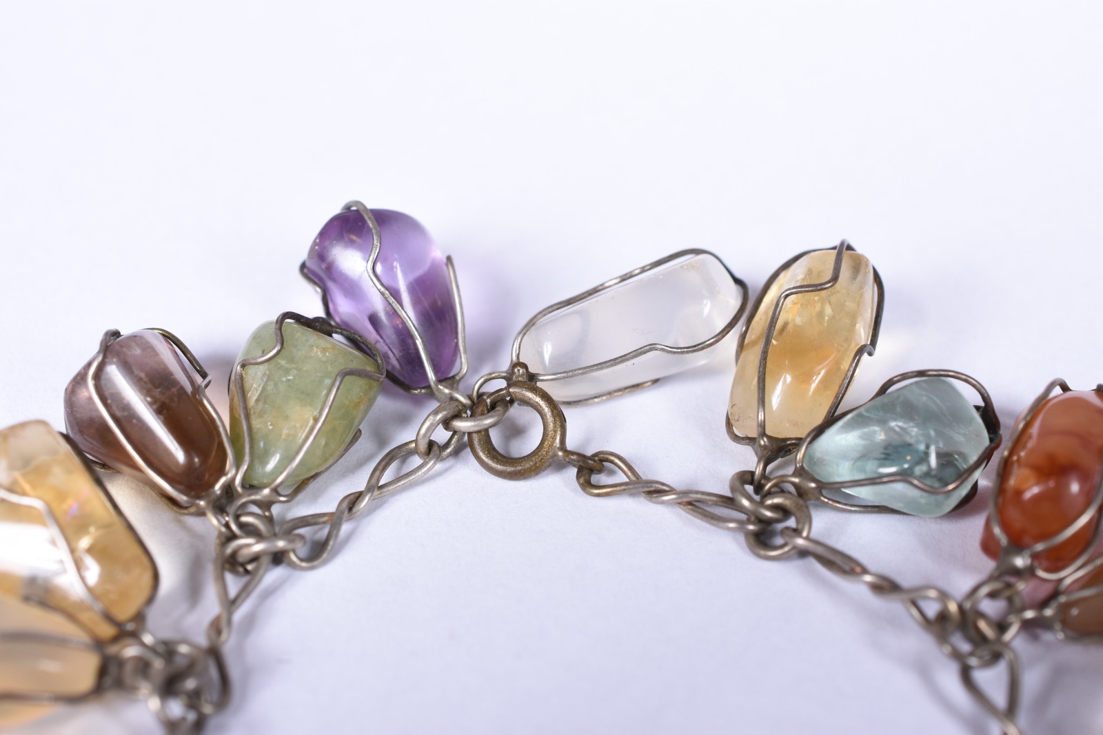 Duas pulseiras, sendo uma de prata e outra de metal com pedras... - foto 4 de 7