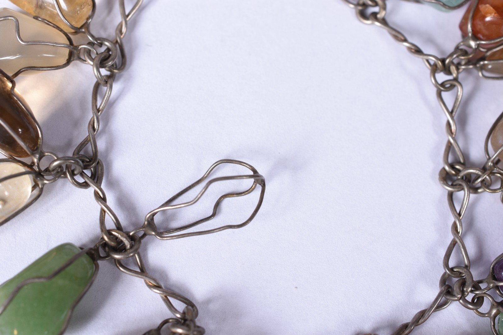 Duas pulseiras, sendo uma de prata e outra de metal com pedras... - foto 5 de 7